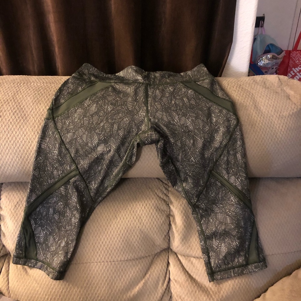 Green Lululemon crop leggings